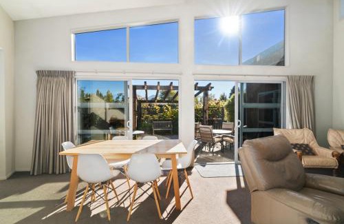 Albert Town Casa | Hikuwai Family Retreat - Albert Town Holiday Home