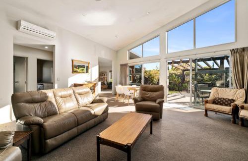 Albert Town Casa | Hikuwai Family Retreat - Albert Town Holiday Home
