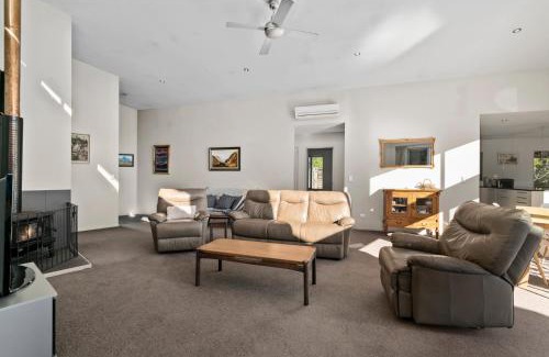Albert Town Casa | Hikuwai Family Retreat - Albert Town Holiday Home