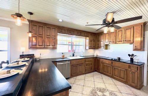 Center Point Otro | Hill Country Home; King & Queen Suites; Game Room, Office & Fire Pit - Kerrville