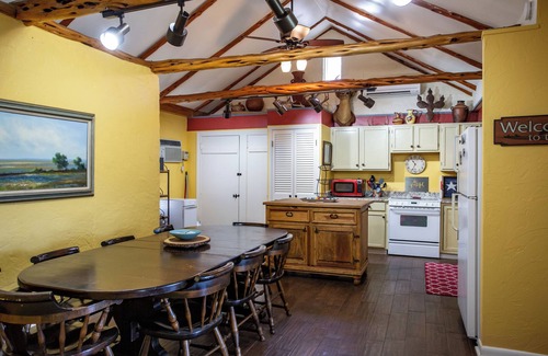 Ingram Cabina | Hill Country Retreat 2 Bedroom 2 Bath