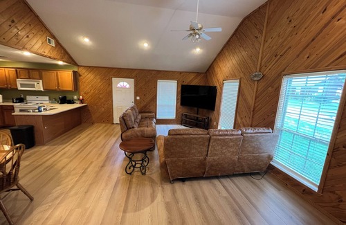 Edgemont Cabina | Hill Creek Cabin 2 Minutes from Marina and boat ramp on Greers Ferry Lake