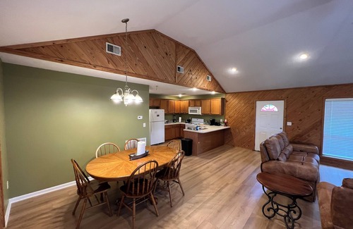 Edgemont Cabina | Hill Creek Cabin 2 Minutes from Marina and boat ramp on Greers Ferry Lake