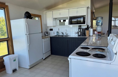 The Blue Mountains Cabaña | Hill House: Cozy rural cottage with scenic views