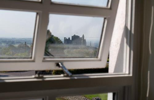Cashel Casa | Hill House Lodge sleeps 6 Overlooking the rock of Cashel