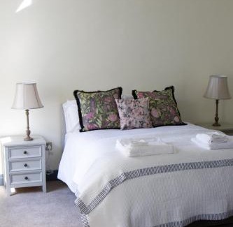 Cashel Casa | Hill House Lodge sleeps 6 Overlooking the rock of Cashel