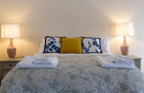 Cashel Casa | Hill House Lodge sleeps 6 Overlooking the rock of Cashel
