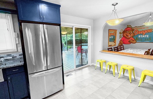 Albany Casa | Spacious Family Friendly Home, Large Parking/Backyard, Near Parks, Downtown, OSU