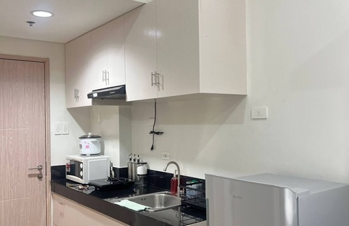 Caloocan Condominio | Hill Residence by Sarah Rentals