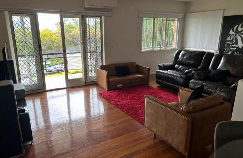 Ascot Apartamento | Hill top 2-bedroom home with charming view