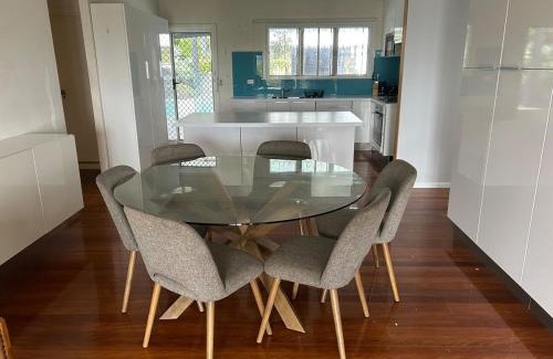 Ascot Apartamento | Hill top 2-bedroom home with charming view