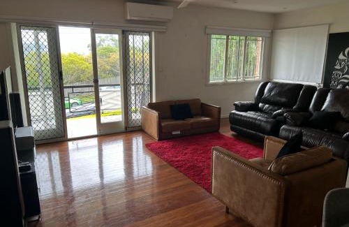 Ascot Apartamento | Hill top 2-bedroom home with charming view