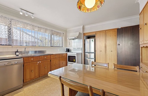 Maungatapu Casa | Hill Top House - Tauranga Holiday Home