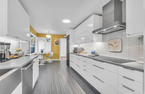 San Anselmo Casa | Hill Top Spa Retreat in Marin with private hot tub, pool, and panoramic views
