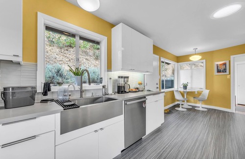 San Anselmo Casa | Hill Top Spa Retreat in Marin with private hot tub, pool, and panoramic views