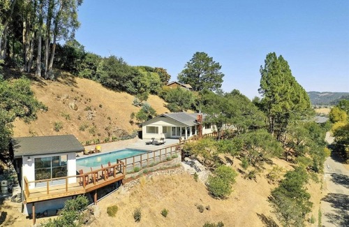 San Anselmo Casa | Hill Top Spa Retreat in Marin with private hot tub, pool, and panoramic views