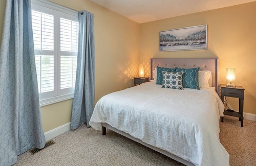 Leicester Casa | Hill Top Views with King Bed Suite Near Asheville