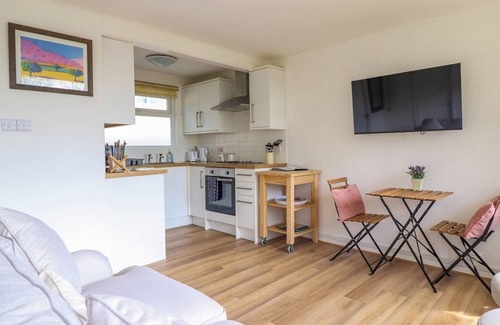 Bryn-crug Cabaña | HILL VIEW, pet friendly, with a garden in Tywyn
