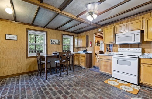 Sevierville Cabina | Hillbilly Highrise with Hot Tub