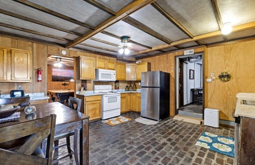 Sevierville Cabina | Hillbilly Highrise with Hot Tub