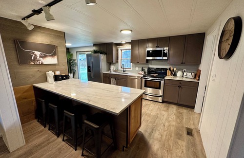 Belgrade Casa | Hillman Homestead spacious, 4-bedroom house in the quiet country on 1 acre