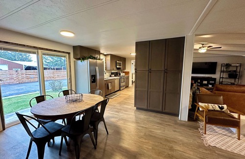 Belgrade Casa | Hillman Homestead spacious, 4-bedroom house in the quiet country on 1 acre