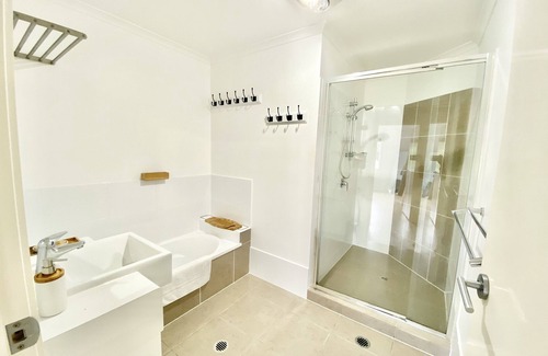 Closeburn Casa | Hills Cottage - eco-friendly, pets welcome!