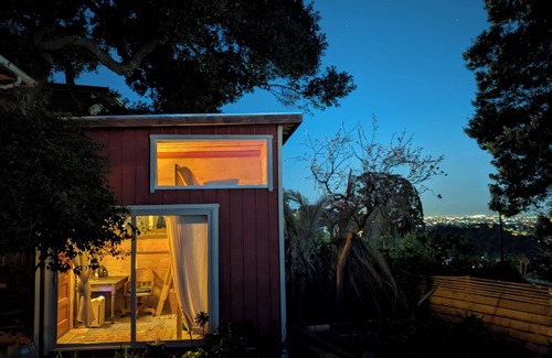 Oakland Cabaña | Hills Cottage with Panoramic Views & Hot Tub. Pet Friendly!