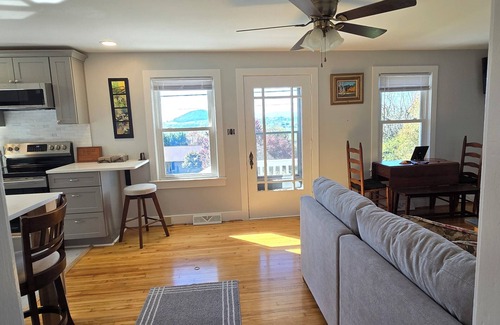 Harrisonburg Casa | Hillside 3-bedroom bungalow 1 mile from Harrisonburg City limits, great views!