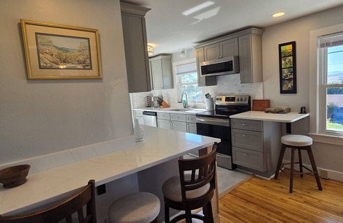 Harrisonburg Casa | Hillside 3-bedroom bungalow 1 mile from Harrisonburg City limits, great views!