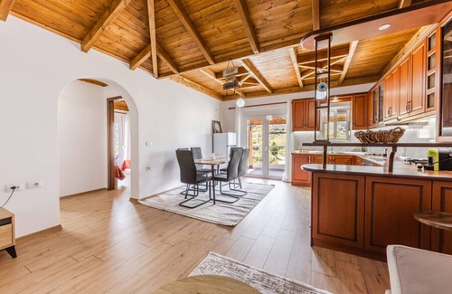 Gjirokaster Apartamento | Hillside Apartment Gjirokaster