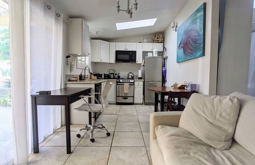 Beverly Glen Apartamento | Bungalow en la ladera cerca de UCLA / Bel Air con patio y jardín, estacionamiento