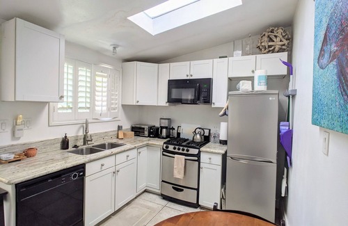 Beverly Glen Apartamento | Bungalow en la ladera cerca de UCLA / Bel Air con patio y jardín, estacionamiento