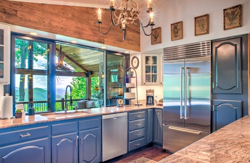 Asheville Casa | Hillside Cottage Cozy with Private Deck and fire pit and 7 min from downtown Asheville