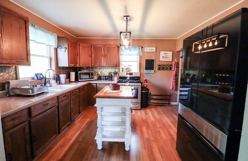 Deadwood Casa | Hillside Deadwood house in town w/ Hot Tub & views