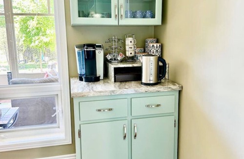 Grey Highlands Casa | Hillside Haven Retreat: Sunroom & Pond Escape