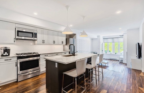 The Blue Mountains Condominio | Hillside Hideaway - Walk to the Village / King Bed