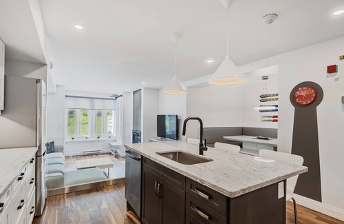 The Blue Mountains Condominio | Hillside Hideaway - Walk to the Village / King Bed