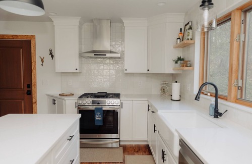West Brookfield Casa | Full family home 200 ft from the lake shore. Dog friendly!