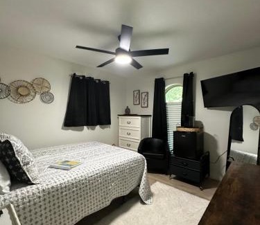 Tyler Casa | Hillside House Room 2