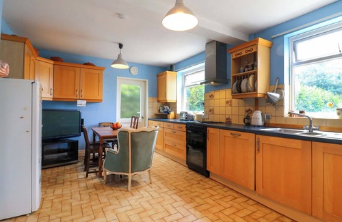 Little Missenden Casa | HILLSIDE, pet friendly, character holiday cottage in Holmer Green