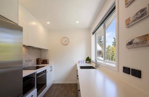 Queenstown City Centre Apartamento | Hillside Villa 4 – Modern 2BR Walk to Town & A/C