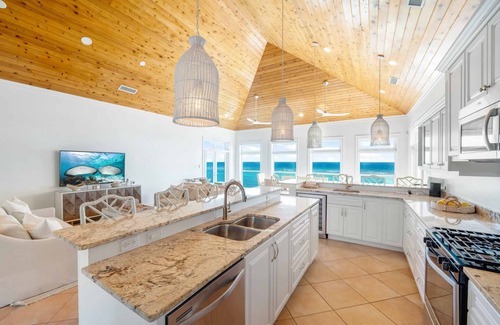 North Side Casa | Hilltime: Villa Rum Point con piscina, amplia playa y terrazas frente al mar