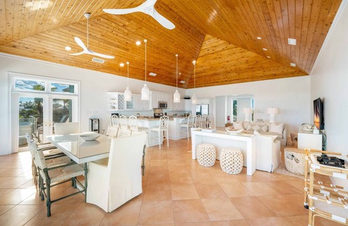 North Side Casa | Hilltime: Villa Rum Point con piscina, amplia playa y terrazas frente al mar