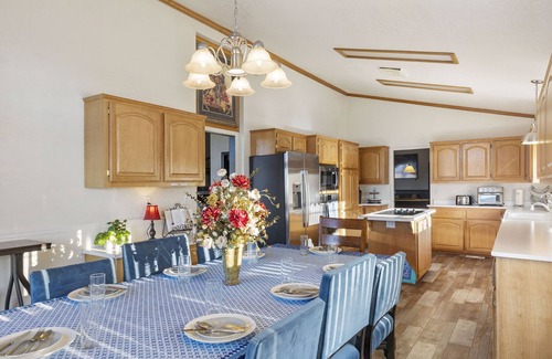Tehachapi Casa | Hilltop 4BR Lake View Home with Jacuzzi, Pool Table, Wi-Fi