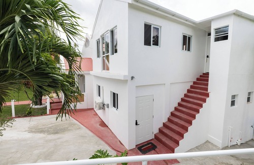 Dickenson Bay Apartamento | Hilltop View: Convenient & Peaceful Studio Haven