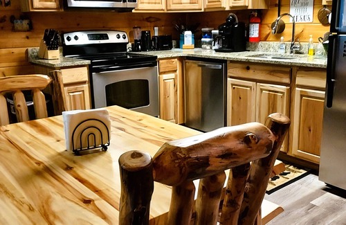 Gatlinburg - Pigeon Forge Cabina | Acogedor, cómodo, conveniente: ideal para parejas y grupos pequeños