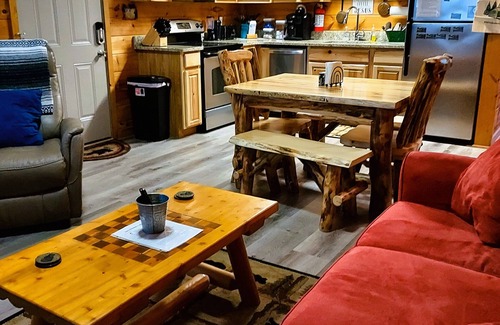 Gatlinburg - Pigeon Forge Cabina | Acogedor, cómodo, conveniente: ideal para parejas y grupos pequeños