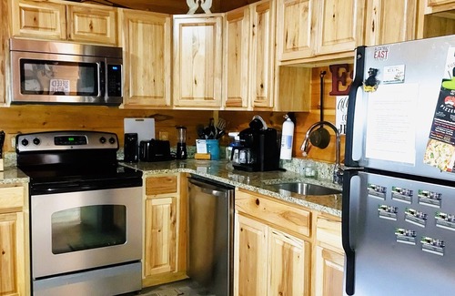 Gatlinburg - Pigeon Forge Cabina | Acogedor, cómodo, conveniente: ideal para parejas y grupos pequeños