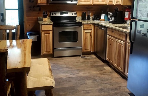 Gatlinburg - Pigeon Forge Cabina | Acogedor, cómodo, conveniente: ideal para parejas y grupos pequeños